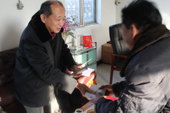 3.慰問(wèn)金移交.JPG